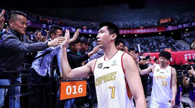 乐动登录入口 - 塞维利亚训练开放日；冲刺阶段完成体检引欢呼；CBA季后赛在即；身体对抗强度拉满