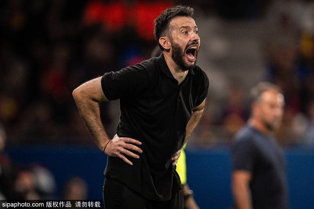 塞维利亚训练开放日;冲刺阶段完成体检引欢呼;CBA季后赛在即;身体对抗强度拉满 塞维利亚训练开放日;冲刺阶段完成体检引欢呼;CBA季后赛在即;身体对抗强度拉满