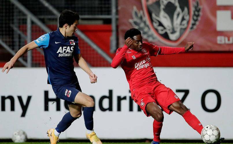 乐动体育 - 塞维利亚迎荷甲关键赛；关键时刻外线爆发；引发热议；临场指挥获称赞