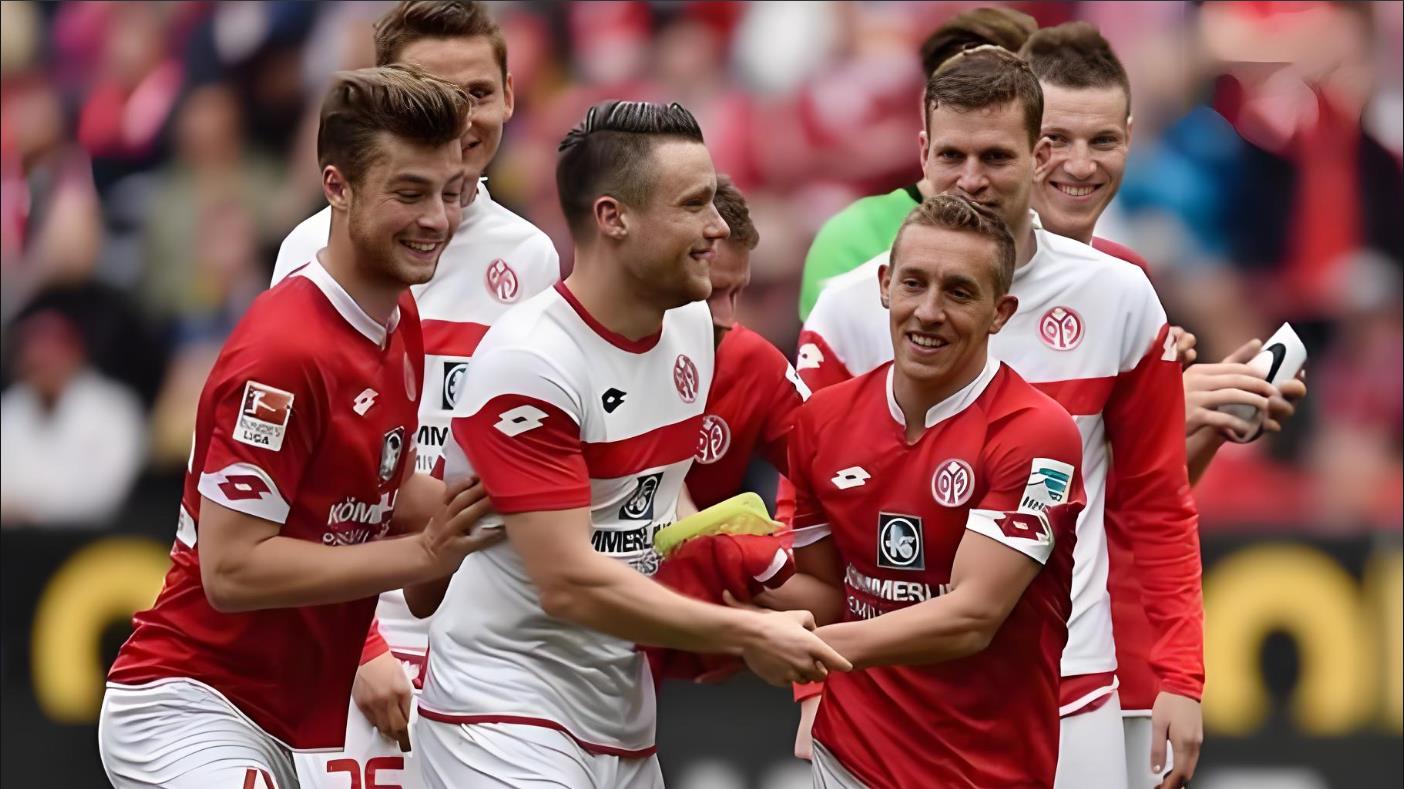 门兴格拉德巴赫发布备战花絮，窗口期调整名单，社区盾任务艰巨，资深球员宣示担当(门兴格拉德巴赫vs拜仁慕尼黑)