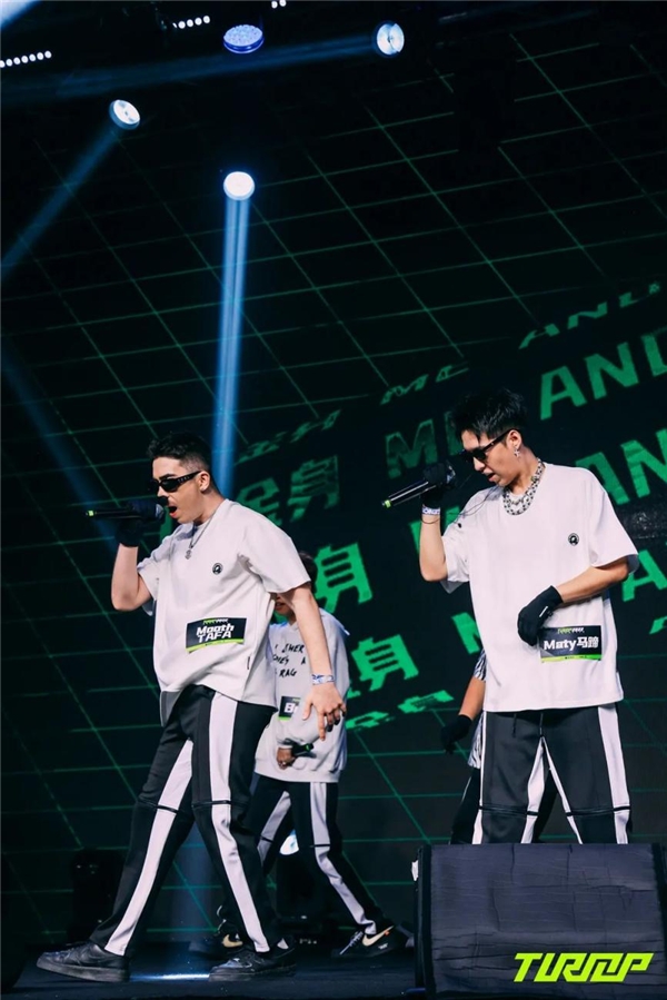 乐动在线登录 -斯图加特训练开放日，今晨单刀错失引欢呼，社区盾在即，更衣室氛围转暖的简单介绍