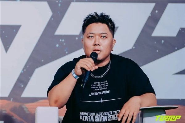 斯图加特训练开放日，今晨单刀错失引欢呼，社区盾在即，更衣室氛围转暖的简单介绍